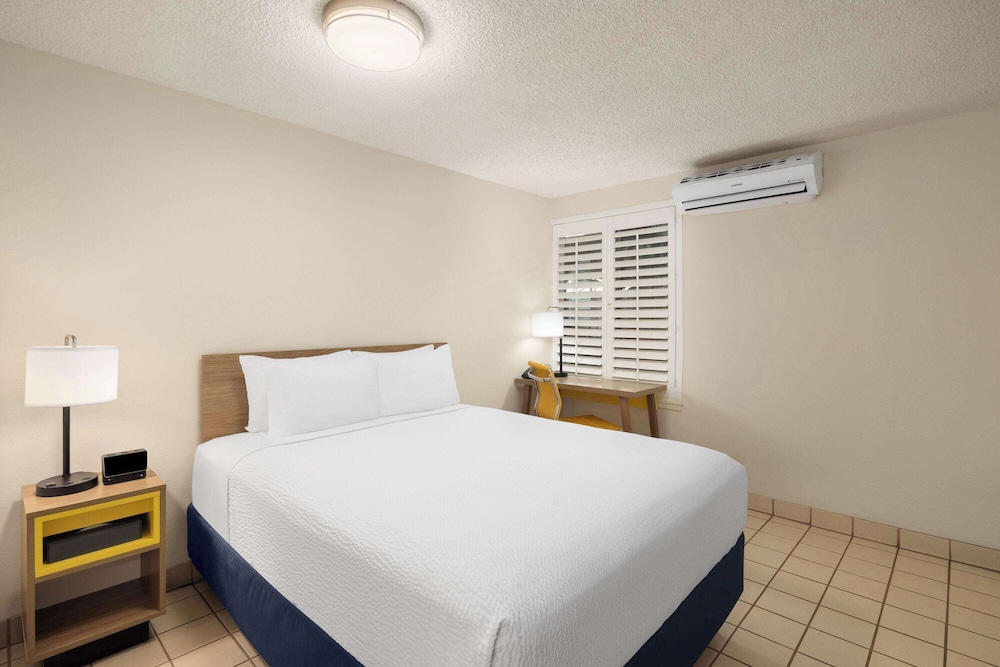 Room, 1 Queen Bed, Non Smoking, Partial Ocean View - Photo 3