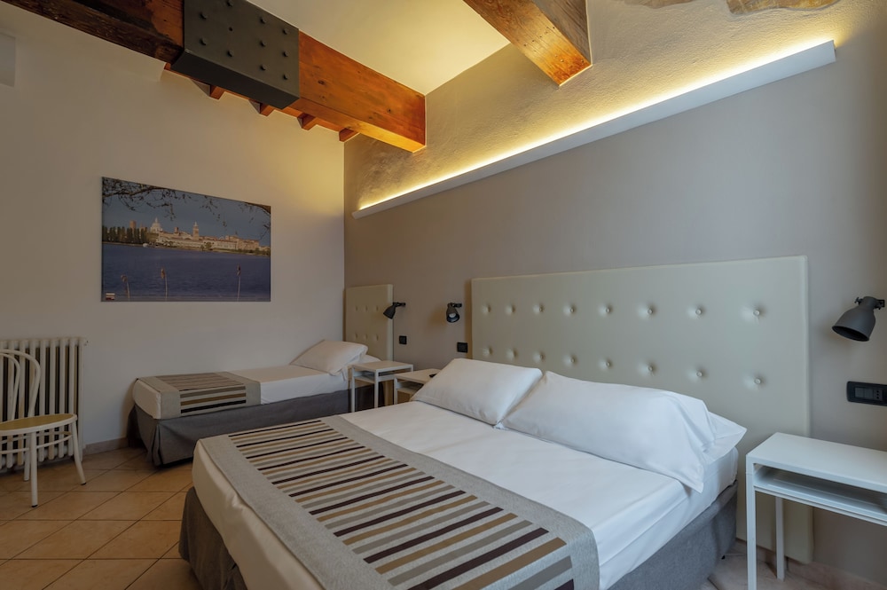 Triple Room, 1 Bedroom photo 2