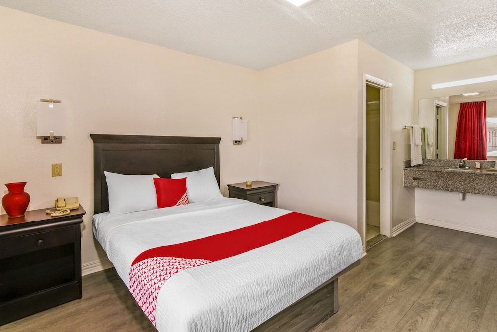 Room, 1 Queen Bed, Smoking - Photo 3
