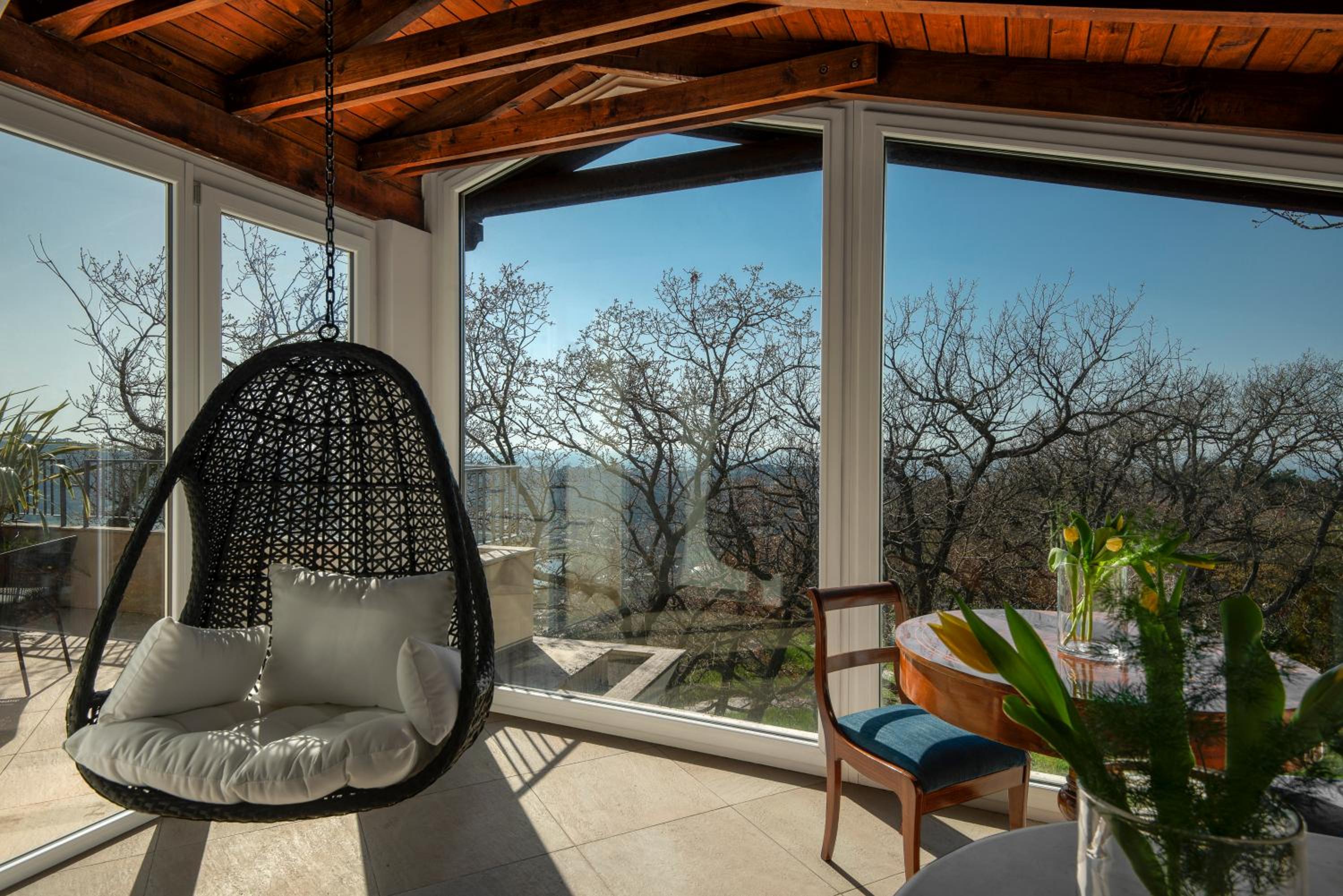 Suite with Lake View - Attic - Photo 1