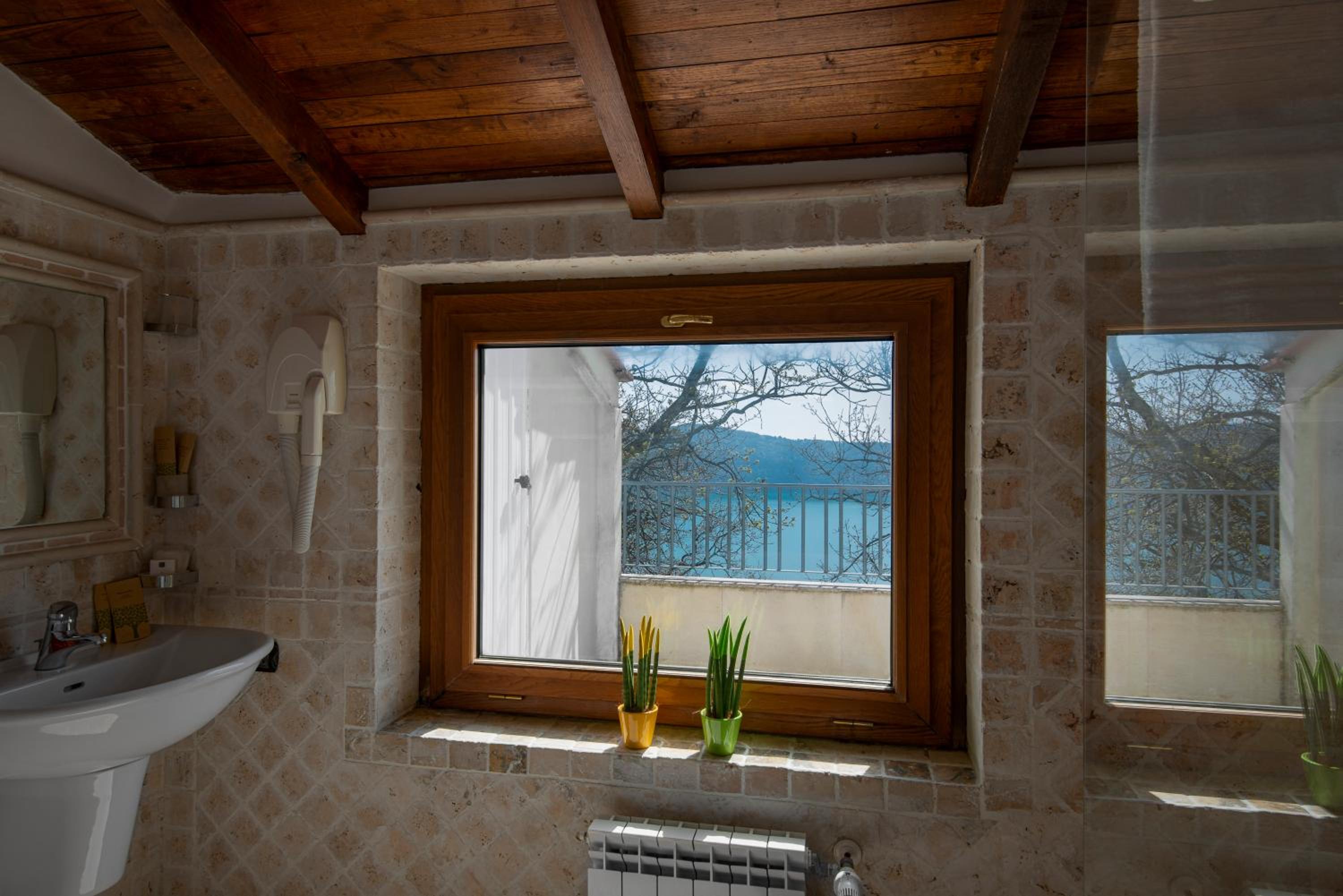 Superior Double Room with Lake View and Balcony - Photo 6