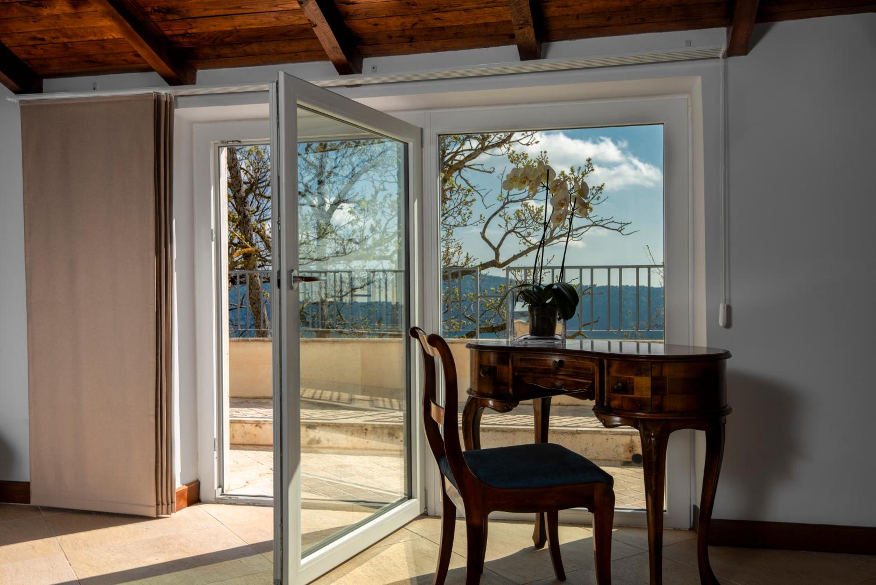 Superior Double Room with Lake View and Balcony - Photo 7