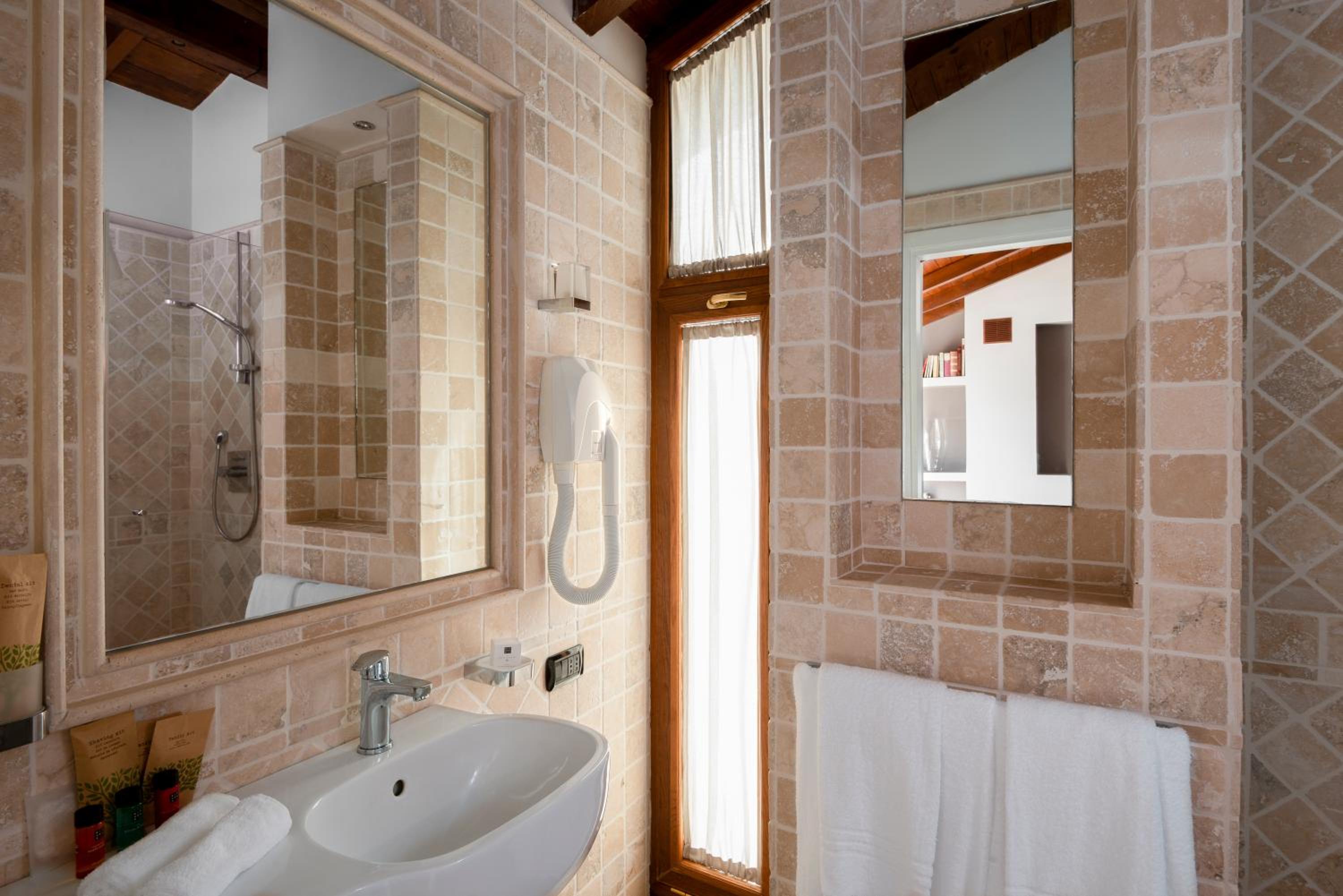 Superior Double Room with Lake View and Balcony - Photo 10