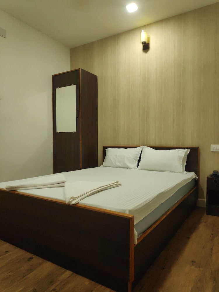 DELUXE DOUBLE A/C ROOM