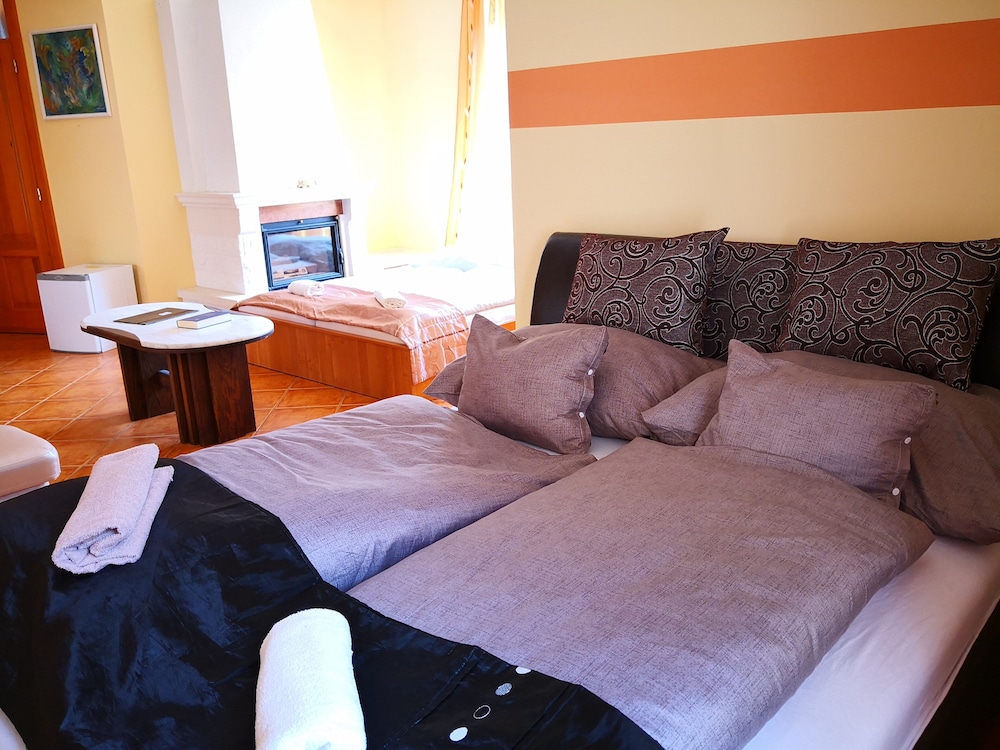 Suite, 1 King Bed with Sofa bed photo 2