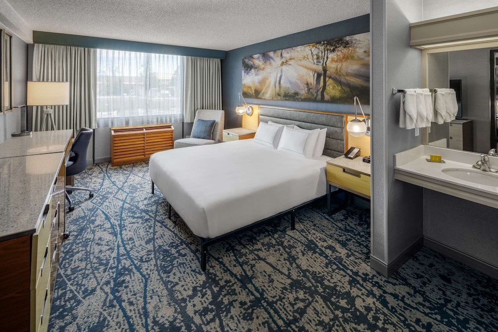 Room, 1 King Bed, Mountain View (Roll-In Shower) - Photo 3