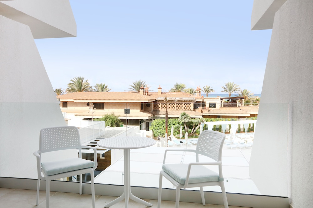 Family Room, Balcony (2 Adults And 2 Children)