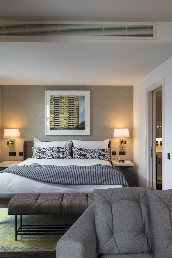 Collector Suite, 1 King Bed, 1 Sofa Bed