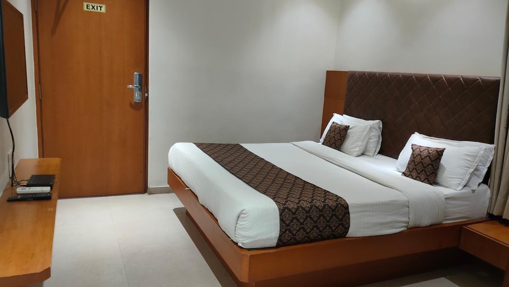 Premium Room, 1 King Bed photo 3