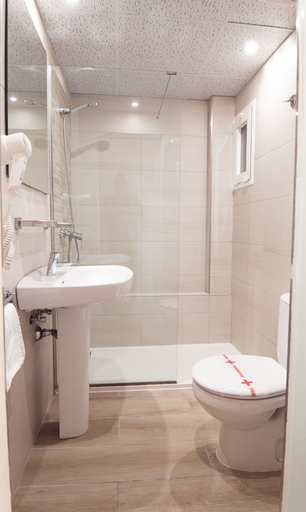 Basic Double Room, Balcony (1 adult) photo 3