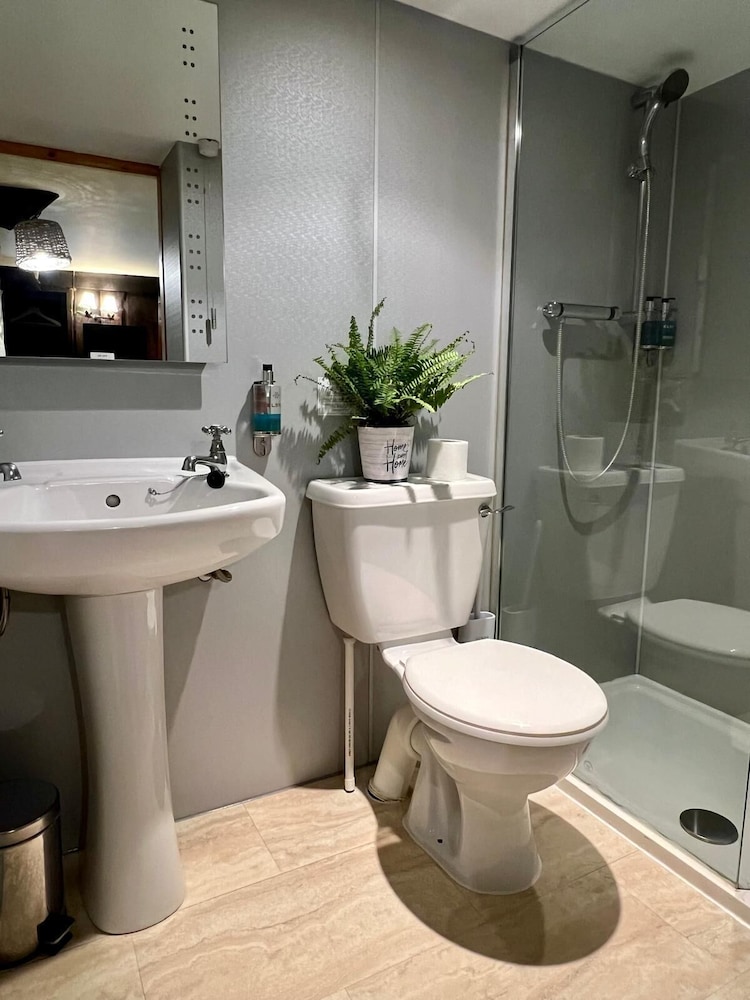 Twin Room, Ensuite - Photo 11