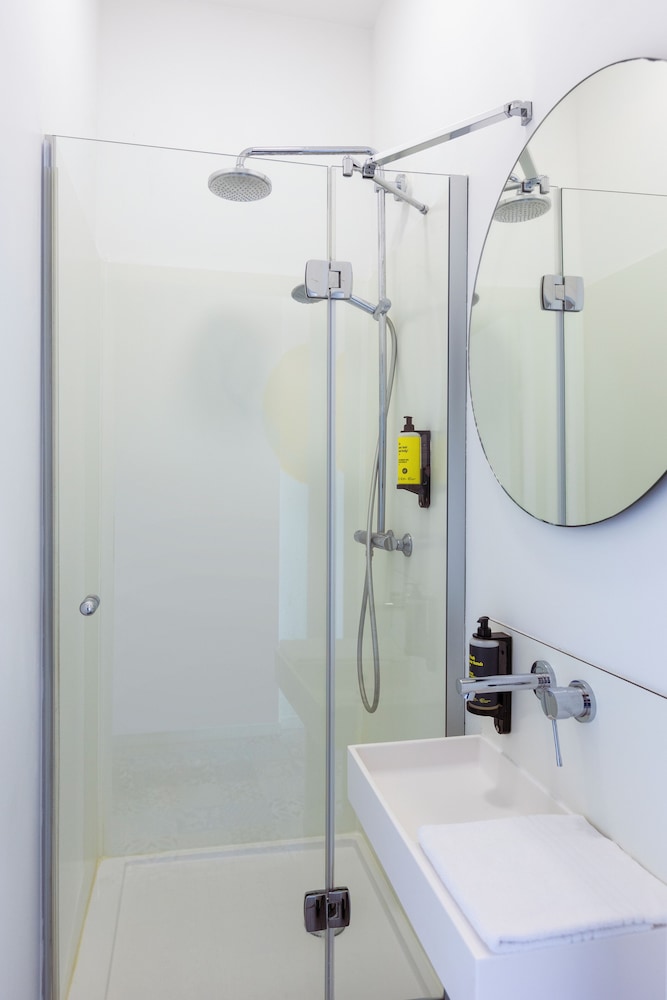Double bedroom with private Bathroom photo 2
