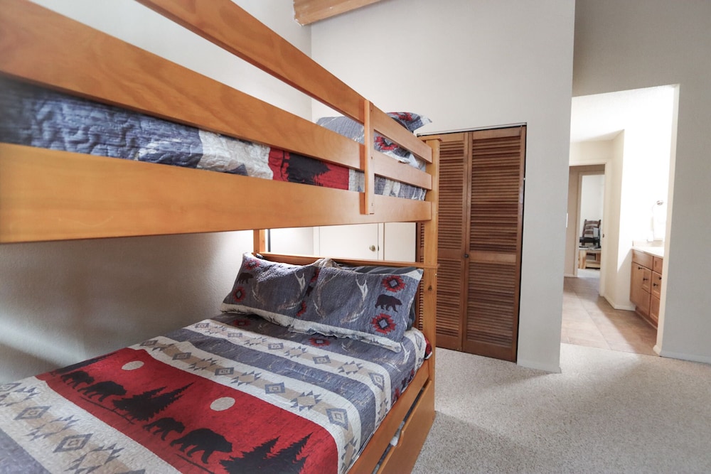 House, Multiple Beds, Hot Tub, Mountain View photo 3