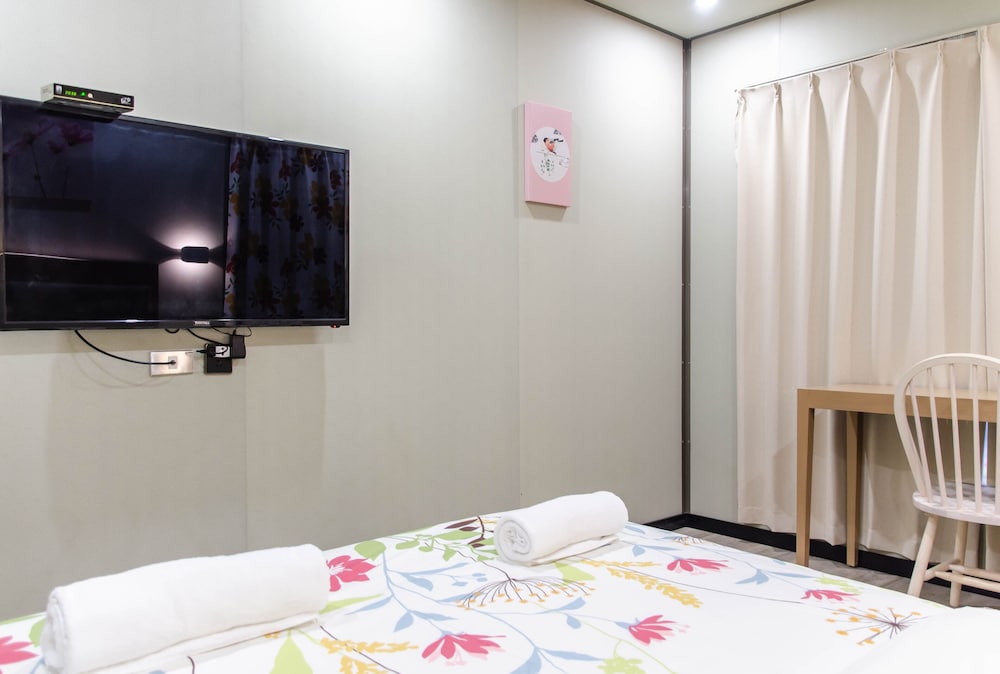 Standard Room, 1 Queen Bed photo 3