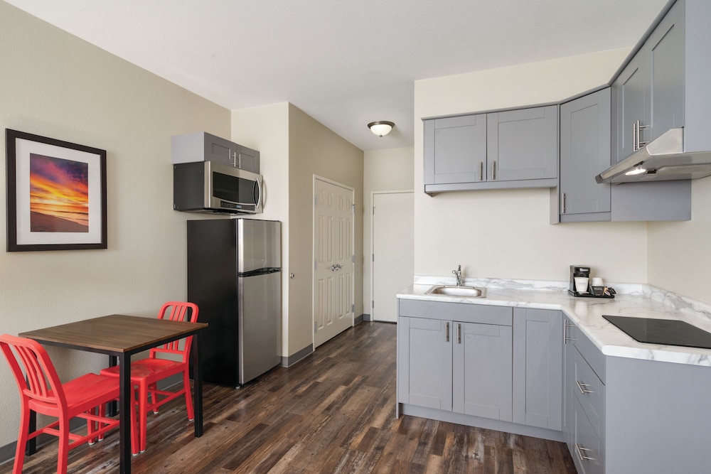 Studio Suite, 1 Queen Bed, Kitchen