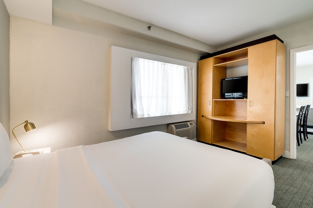 Suite, 1 Queen Bed, Non Smoking photo 2