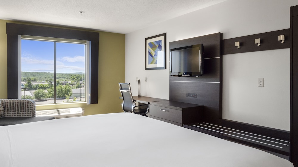 Suite, 1 King Bed (Living Area) - Photo 3
