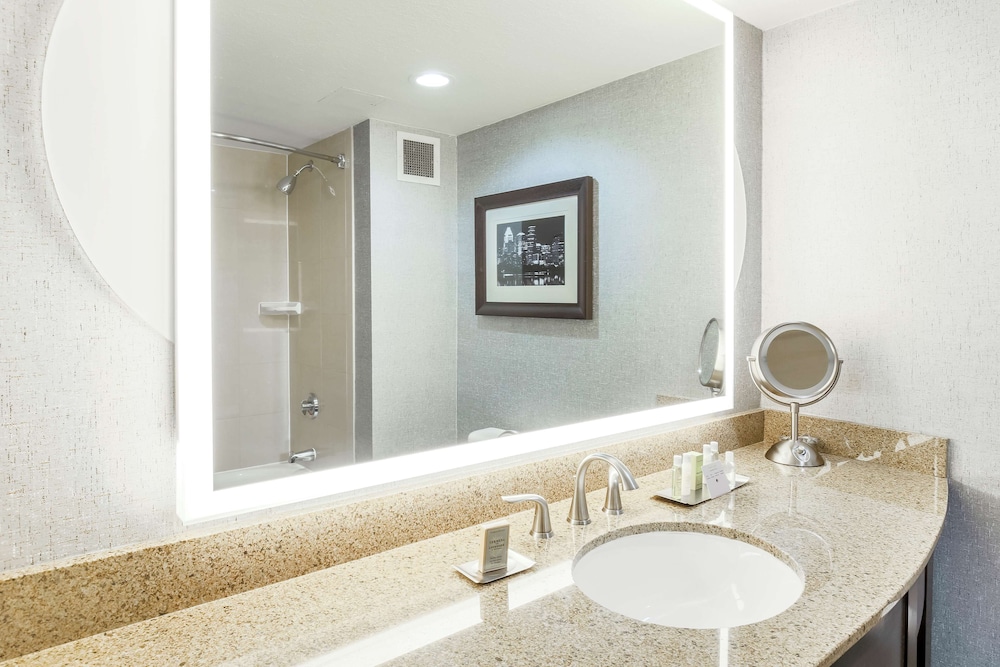 Room, 2 Queen Beds, Accessible, Bathtub thumbnail 6