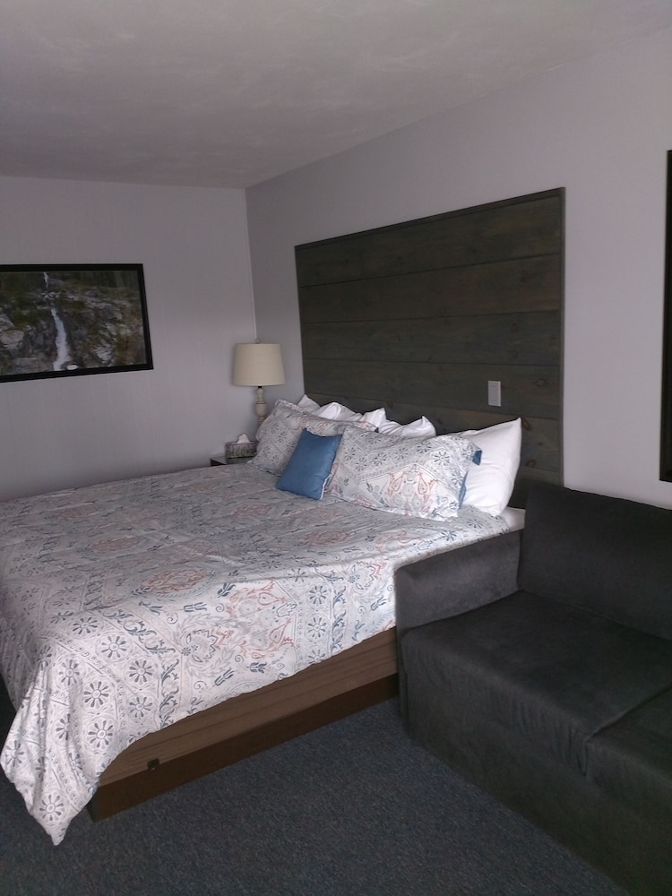 King Room 206 partial mountain view (Second Floor)