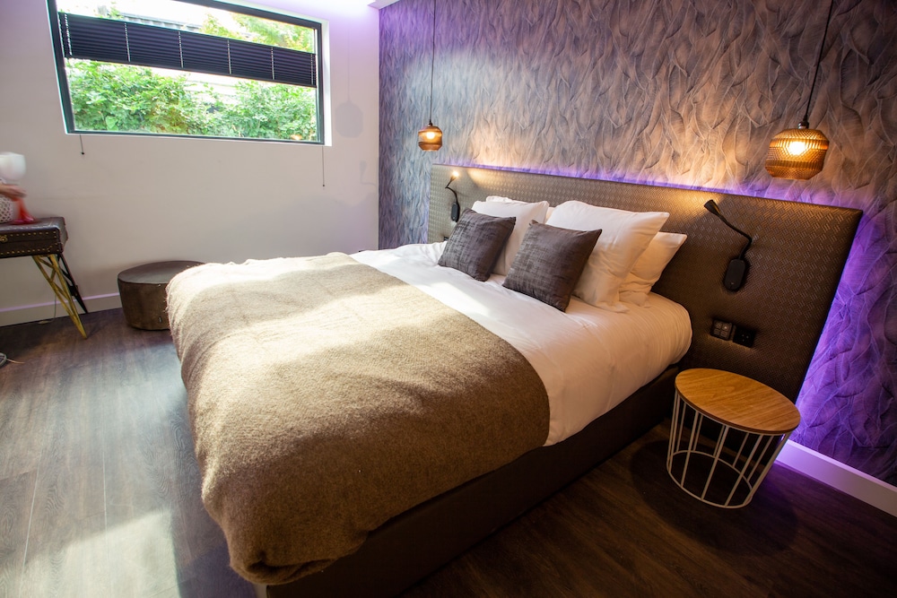 Deluxe Studio Suite