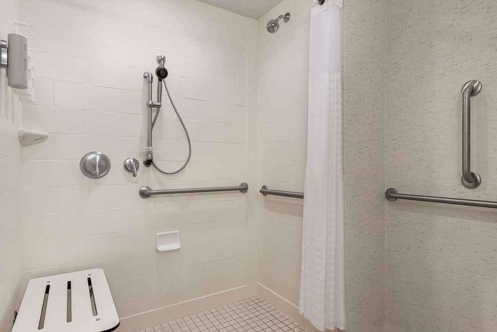 Room, 2 Queen Beds, Accessible (Mobility & Hearing, Roll-in Shower)