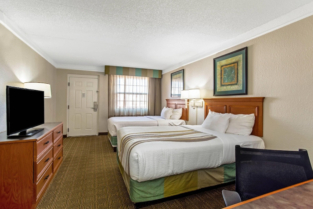 Deluxe Room, 2 Queen Beds, Non Smoking - Photo 1