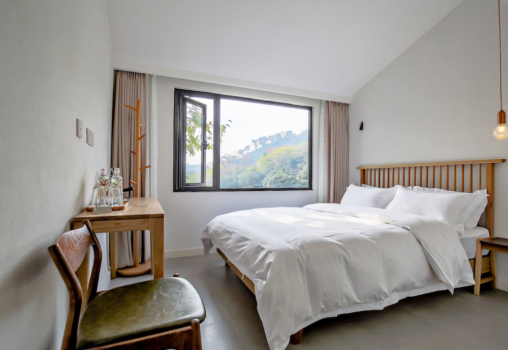 Double room with bathtub, mountain view-Annex photo 1