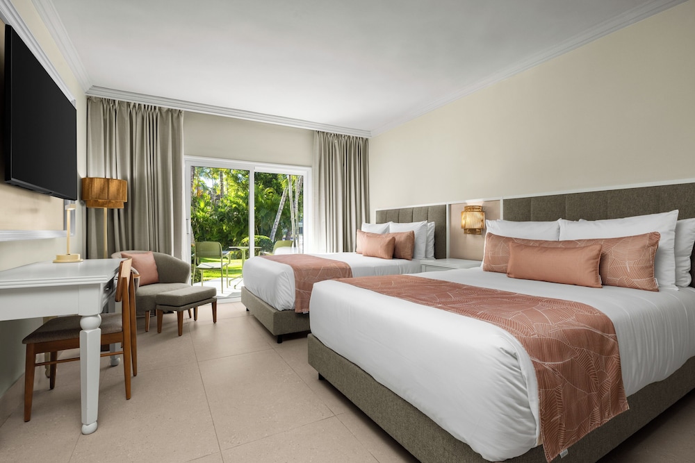 Standard Room, 2 Double Beds (Tropical View) - Photo 7