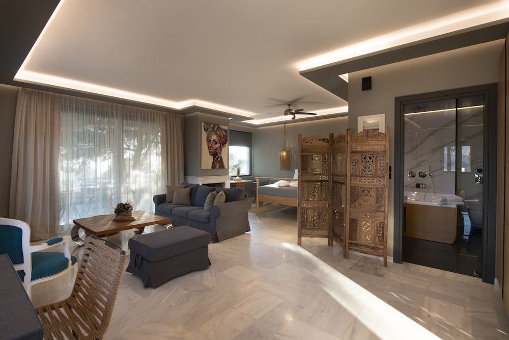 Design Studio Suite, 1 Queen Bed, Sea View, Poolside