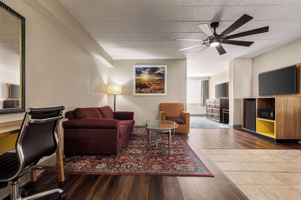 Deluxe Suite, 1 King Bed, Non Smoking, Jetted Tub - Photo 4