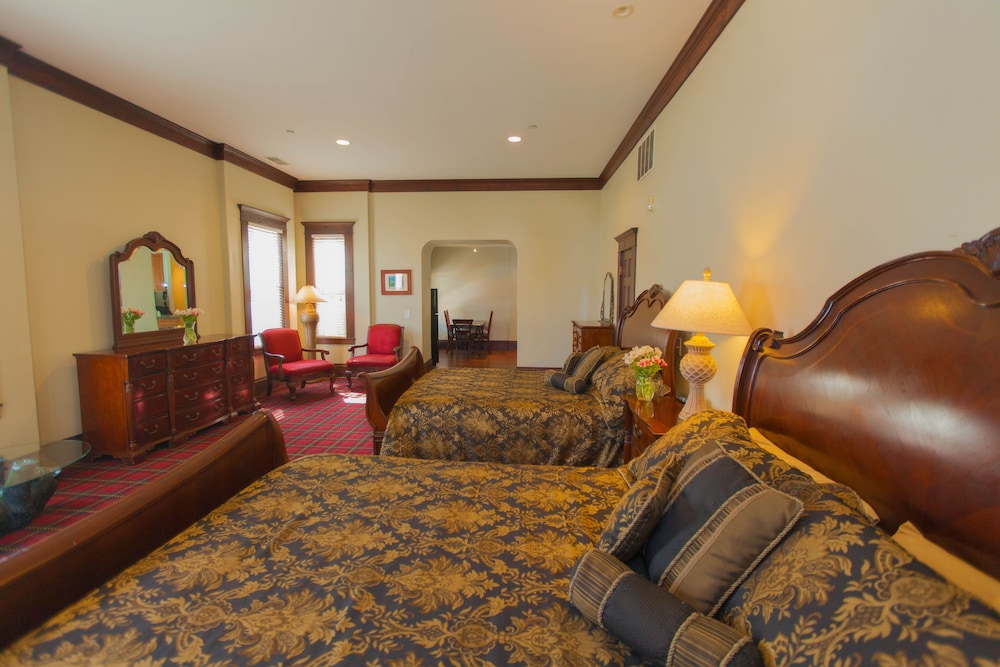 Suite (1 King And 1 Queen Bed)
