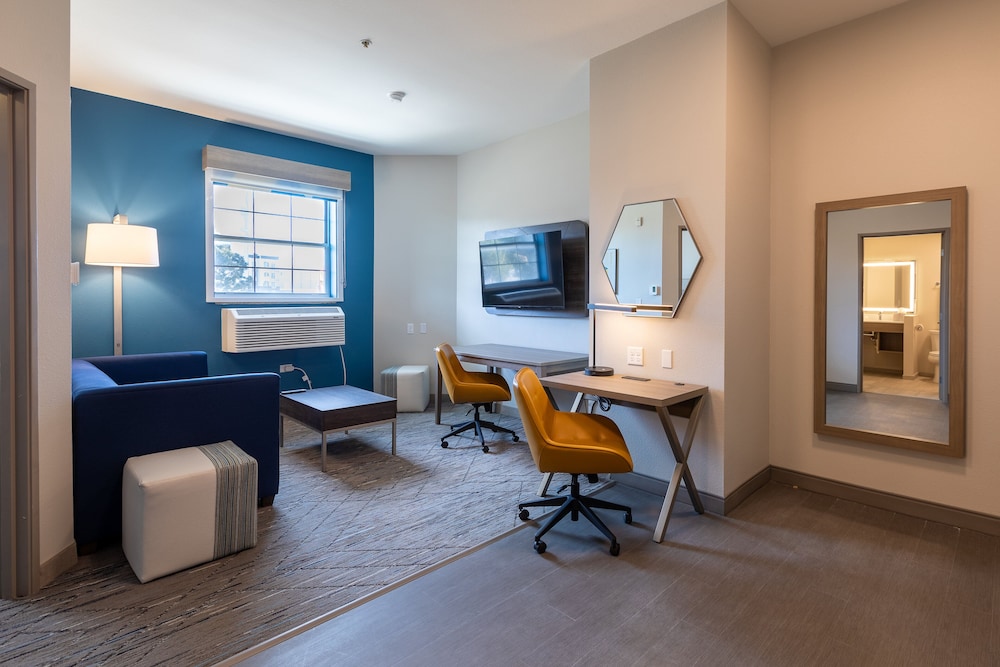 Suite, 1 Bedroom - Photo 3