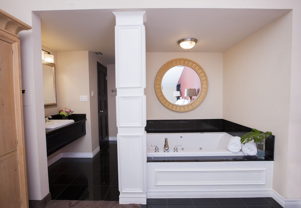 Luxury Suite, 1 King Bed, Jetted Tub - Photo 12