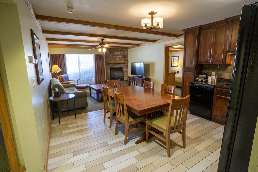 Suite, 2 Bedrooms, Kitchen - Photo 1