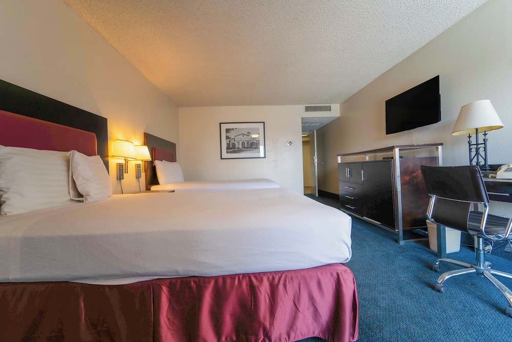 Room, 2 Double Beds, Poolside photo 2
