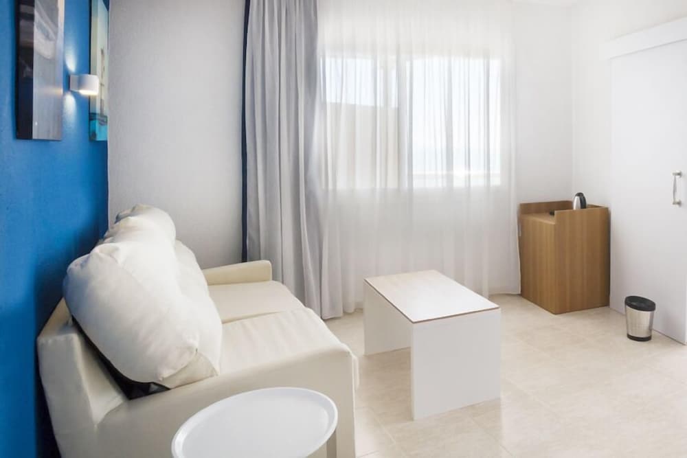 Junior Quadruple Room, Sea View - Photo 7