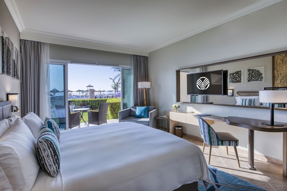 Room, 1 King Bed, Balcony, Oceanfront photo 2