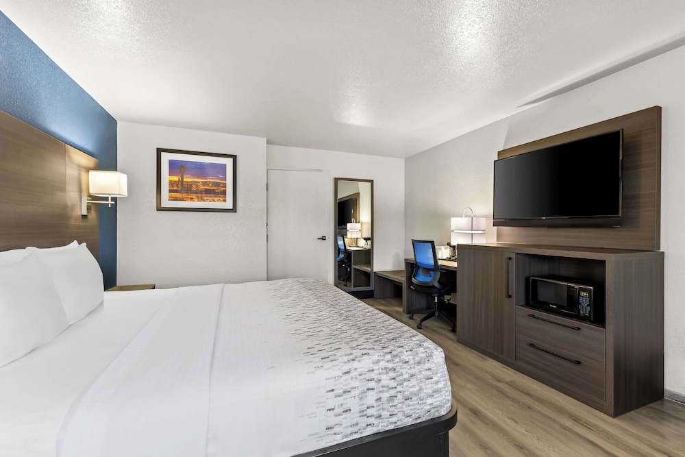 Standard Room, 1 King Bed, Accessible, Refrigerator & Microwave - Photo 2