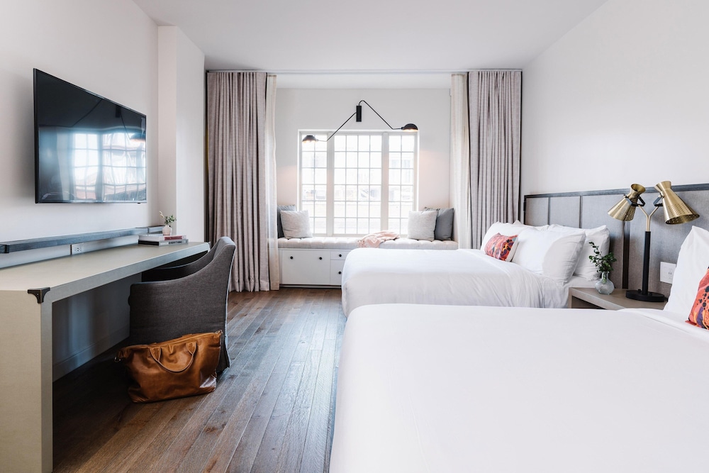 Room, Multiple Beds, Pool View