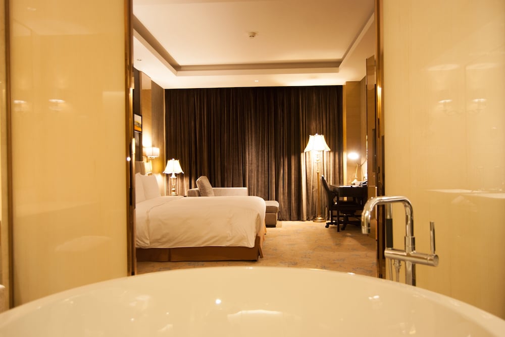 Royal Suite, 1 King Bed (Ambassador) thumbnail 6