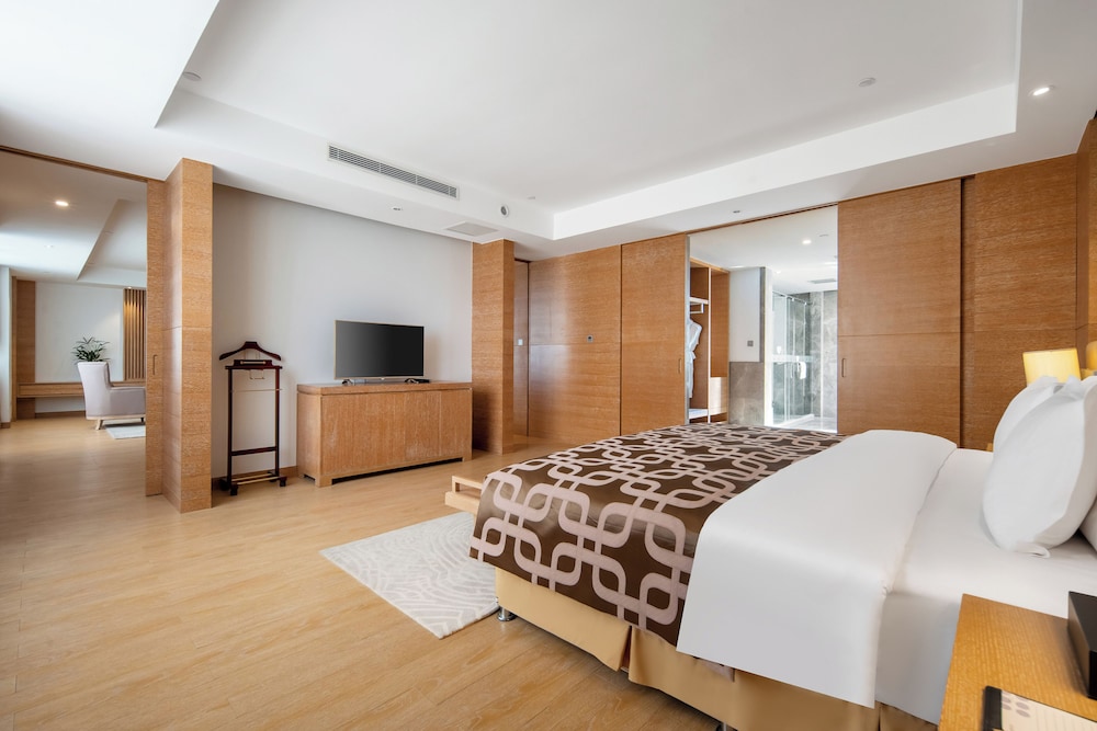 Deluxe Suite, 1 King Bed, Accessible, Mountain View photo 1