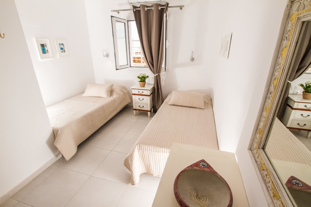 Panoramic Two-Bedroom Villa with Hot Tub and Caldera View (Camellia) photo 1