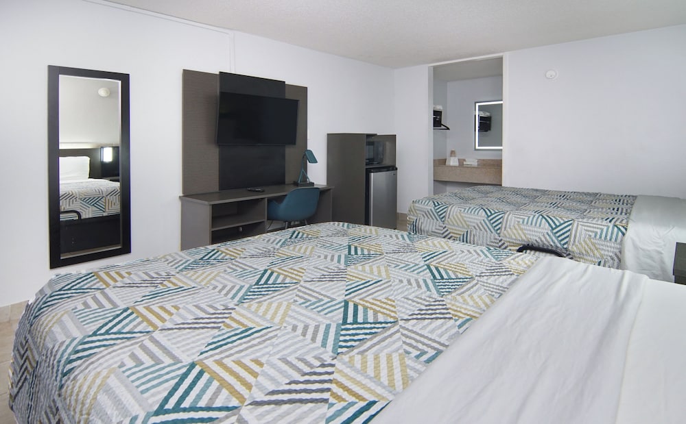 Standard Room, 2 Queen Beds, Non Smoking, Refrigerator & Microwave photo 1