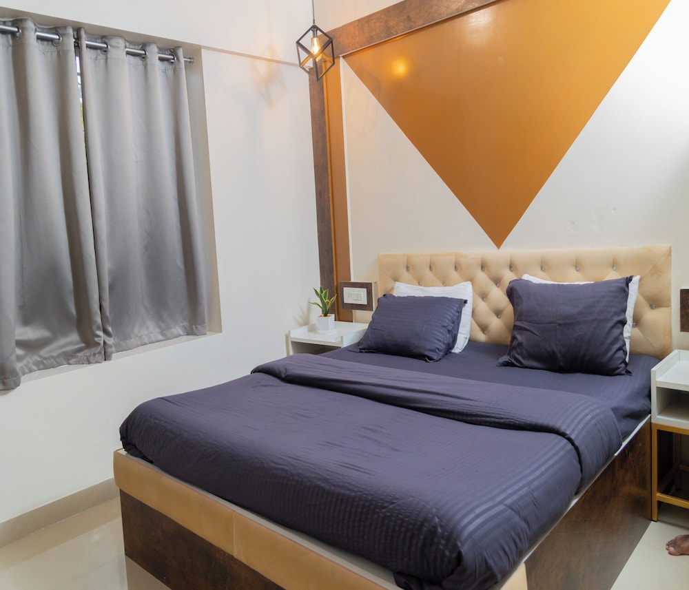 One Bedroom Apartment with King bed and Mountain View