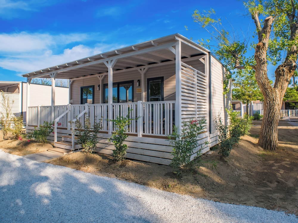 Deluxe Mobile Home (Pet Friendly) photo 2