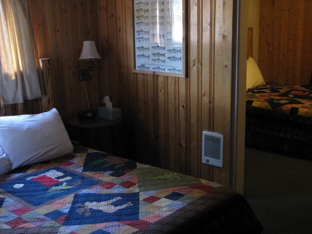 Cabin 5, 2 Queen Beds, Kitchenette