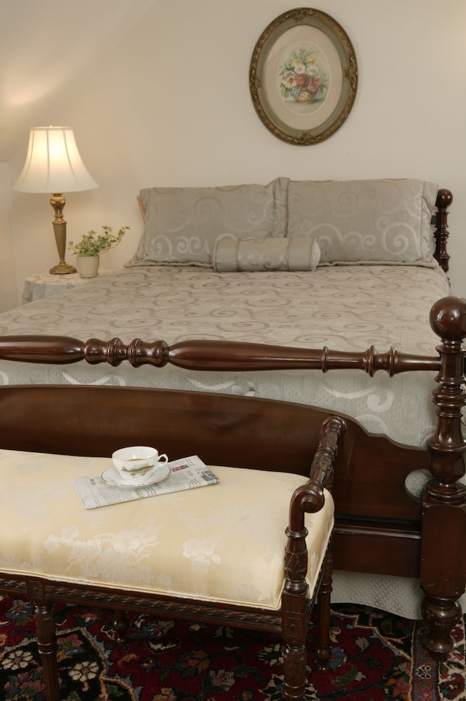 Economy Room, 1 Queen Bed, River View, Corner