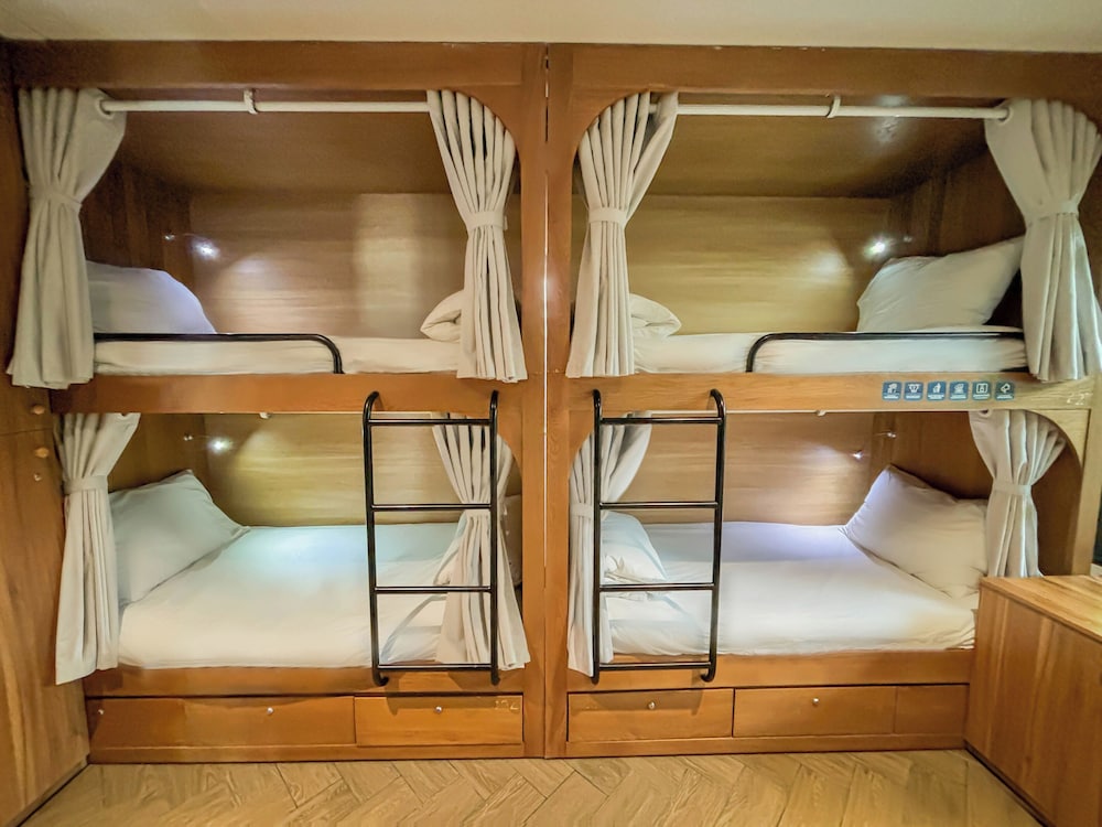 Shared Dormitory, Women only