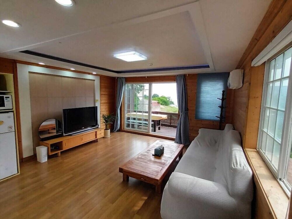 Room (Bellflower) - Photo 1