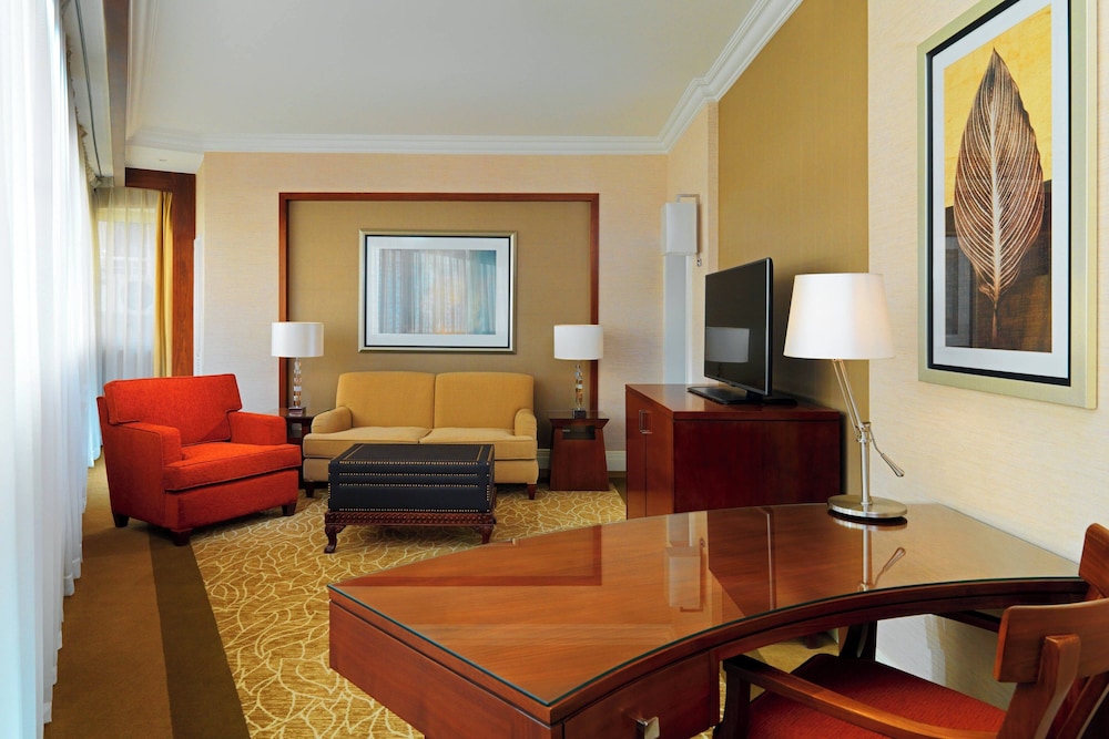 Club Suite, 1 King Bed, Pool View (Corner) - Photo 4